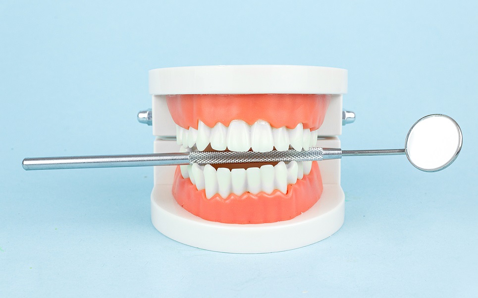 A Guide to Dental Implants vs. Dentures